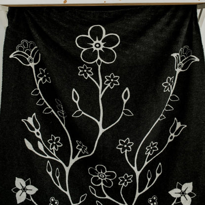Couverture parfaitement imparfaite Black and White Woodland Floral